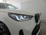 BMWの伝統的なヘッドライト・デザインは『コロナ・リング』と言われる左右4灯ヘッドライトをモチーフにしています。キドニーグリルと相まって、ひと目でBMWだとわかるデザインになっています。