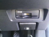 運転席から手の届く位置に ETC2.0付いております。高速道路の料金所もスムーズに通過できますよ♪