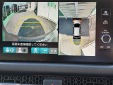 バックカメラは全方位カメラを装備しています。ガイドラインも表示され、より安心です。