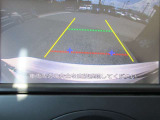 〔バックカメラ〕ギアをバックに入れると画面に自動的に後方映像が映し出され確認可能です。車庫入れなどの際に安全確認が出来て安心ですね。