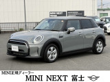 街乗り中心で使いやすいMINIをお探しの方に。後席と荷室に余裕があり、日常使いしやすい一台です。正規ディーラー認定中古車のため、遠方のお客様にもご安心してお乗りいただけます。