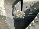クルーズコントロール機能が付いています。 速度を設定するとアクセルを踏まなくても一定の速度で走ることができます。  高速道路ではとても便利な装置なんです。
