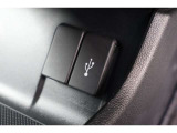 USBオーディオ用ソケットがついていますので携帯電話などを接続すれば音楽等の再生が可能です!