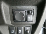 すれ違いに便利な電動格納ドアミラー付き。横滑り防止装置も付いております。