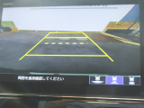 【リアカメラ】リバースに入れるだけで後方の映像が映ります。安全確認や、狭い駐車場での車庫入れ、雨の日や夜間など視界の悪い時に便利です。安全にバックする為には欠かせない装備です。