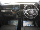 運転にかかわる様々な操作を安全に行えるように視点移動が少なく、操作性に配慮されたスイッチ類が凝縮されたコクピットです。