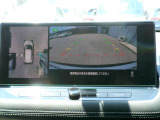 アラウンドビューモニターも装備しております。ご覧のように車体を真上か見たような映像なので、車庫入れの苦手なお客様ももうご心配いりません。