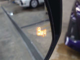 {ブラインドスポットモニター}隣の車線を走る車両をレーダーで検知し、ドアミラーに搭載されたLEDインジケーターが点灯し注意を喚起してくれます。