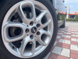 ●純正16インチアルミホイール:輸入車ならではの卓越した走りを支えるホイールと足回りです!日本車の走りに慣れている方にもぜひ体感して頂きたいほど、高いレベルでまとまっています!