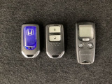 スマートキーを装備しています。鍵を差し込むことなくドアロックの開け閉めと、スタートボタン操作でのエンジンスタートができます。加えて、リモコンエンジンスターター用の操作キー(社外品)もついています。