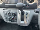 直感的に使いやすい、シンプルな直線型シフトレバーです。