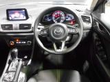 【運転席インテリアデザイン】左右対称のインテリアデザインでドライバーを包み込み運転に集中できるように設計されています。