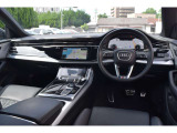 Audiのインテリアはエクステリア同様、優れたデザイン性とクオリティ、そして機能性を兼ね備えております。