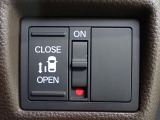 運転席からもスライドドアをボタン操作でスピーディーに開閉できます!またスマートキーでも操作できるので便利です。