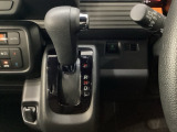 CVT車のセレクトレバーです。低速から高速まで、変速ショックのないスムーズな走りを実現するとともに、エンジン効率のよい領域を維持することで燃費にも貢献します。