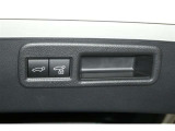 パワーバックドアは荷物の出し入れがしやすい優れものです!スイッチひとつで重いバックドアが締まります!日用品の大量買い出しにも大活躍します!