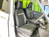 【ハーフレザーシート】高級感と座り心地を両立した人気のシート♪背面・座面のファブリック素材は、通気性の良さや滑りにくさに優れています。気温や服装に左右されず快適にお乗りいただけます。