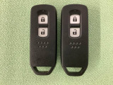 スマートキーを装備しています。鍵を差し込むことなくドアロックの開け閉めと、スタートボタン操作でのエンジンスタートができます。スペアキーも同じものを用意しております。