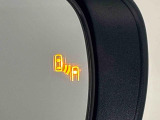 隣接する車線の死角領域を走る或いは急接近する車両を検知、ドアミラーのインジケーターが点灯、車線変更時における安全確認を補助してくれます。