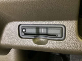 ハンドルの左下にETCがついています。高速道路の料金所の通過も楽々です。 カードの取り出しもしやすい場所についています。