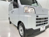 明るいライトが夜道を明るく照らしてくれます。 運転する上で、道路状況をいかに早く認識できるか重要なポイントです。 白色光が暗い道も明るく照らしてくれますよ。