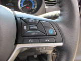プロパイロット搭載アクセル、ブレーキを自動でコントロールして前のクルマとの車間距離を保つ手助けをします。