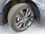 215/45R17。ホイールはW/B専用ダークグレーメタリック塗装アルミ仕様です。