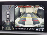 バックカメラの他に上から見下ろしたような画像が見れるアラウンド(全方位)モニター。前後左右を把握できる、すごい機能が装備されています!