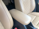 【アームレスト】運転時の疲労軽減にもなるアームレストがついています!