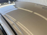 ルーフパネルにU1サイズのへこみが複数ございます。