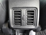 後席用エアコン吹き出し口を装備。後部座席にも風を届け、車内全体を快適な空間に保ちます。