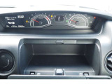 【収納ボックス】運転席の目の前にあるボックスでございます!手の届く位置にあるので、何かと便利ですね♪