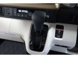 インパネシフトだから視線の移動も少なく足元もスッキリ♪運転席もゆったりしているのでゆとりを持ってドライブできますね!