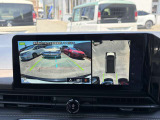 車を空から見たような映像が映る、アラウンドビューモニターで車両周辺の安全確認も一目でできます!小さなお子様や障害物も確認できるので、運転のし易さだけではなく事故防止にも役立ちます♪