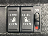 【両側パワースライドドア】スマートキーや運転席のスイッチで後席両側スライドドアの開閉が可能♪電動だから力を入れてドアを開ける必要が無く、小さなお子様でも簡単に開け閉めでき快適です♪