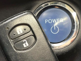 【スマートキー】カバンやポケットに入れたままでもドアの施錠・解錠が可能なスマートキーを装備。エンジンのオン・オフ時もカギを取り出す必要が無いからとっても便利です♪