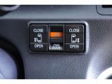 電動スライドドアのスイッチです。車内からもスイッチひとつでラクにドアの開閉できますよ♪