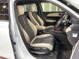 乗降がしやすい運転席。高さが調節できて小柄な方でも運転しやすいポジションをとることができます。