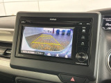 リバースギアに入れるだけで後方の表示へ切り替わります。夜間や雨の日の駐車も楽になりますよ。