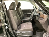 女性でも運転がしやすいように、シートの高さ調整機能(シートリフター)がついています。広い足元にゆったり座れるシートには肘掛も装備しており長距離の運転でも疲れにくいシートです。