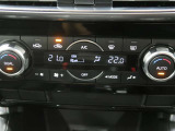 左右独立温度コントロールフルオートエアコンです。運転席、助手席それぞれで独立して温度設定ができます。冷え性の方が乗っても安心ですね♪