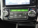★エアコンはオートタイプが装着済みです!オートモードにしておけば、車内温度を設定するだけで風の料や吹き出し口の切り替えを機械が行ってくれます!一年中快適な環境を作れますよ♪