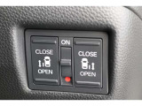 ■両側電動スライドドア■左右どちら側も大きくドアが開くので、隙間を気にせず気軽に乗り降りできます。電動で動くので、開け閉めも楽々です。