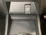 アクセサリーソケットはUSBのアダプターなどをつければ、スマホの充電にも使えます。周辺には物が置けるトレーがついています。