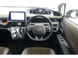 スタイリッシュなインパネ周りです!運転の際、常に目にする部分は、シックにまとめた飽きの来ないデザインが人気です!