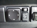 電動格納ドアミラーを装備しております。駐停車時や狭い路地でのすれ違い時などで便利です☆また、手元のスイッチで左右ガラス面の角度変更ができるため、お好みの角度に調整が可能です♪