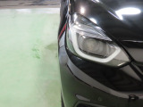 LEDヘッドライトは、点灯の瞬間から光量を発揮し、突然暗くなるトンネルなどでの安定感を高めます。