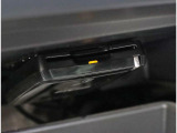 全国高速道路の約1,700ヵ所に設置された通信アンテナ「ITSスポット」とETC2.0対応車載器、カーナビが、高速大容量のDSRC通信方式によって双方向通信することで、多彩なサービスを実現しています。