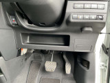 駐車ブレーキは指で操作する電動式です