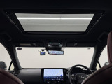 【ムーンルーフ】チルトUP・スライド電動式のムーンルーフが装着されております。車内の空気の入れ替えはもちろん、日光の取り入れや天体観測、などお楽しみいただけます。